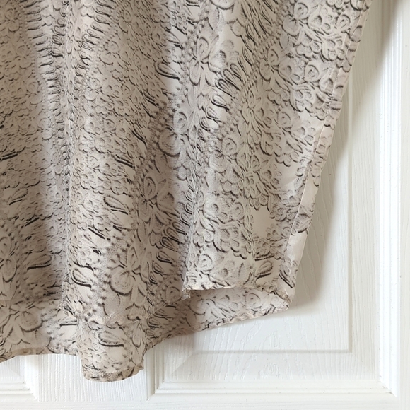 CAbi 100% Silk Printed Round Neck Drop Shoulder Short Sleeve Blouse Beige Gray M - Picture 8 of 10